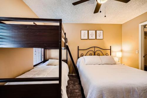 Ένα ή περισσότερα κρεβάτια σε δωμάτιο στο Ventana Canyon CONDO 2BR Condo w Pool & Tennis c