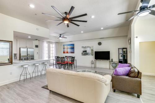 Μια τηλεόραση ή/και κέντρο ψυχαγωγίας στο Clearwater Beach Hideaway Walkable Location!