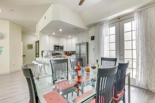 Η κουζίνα ή μικρή κουζίνα στο Clearwater Beach Hideaway Walkable Location!