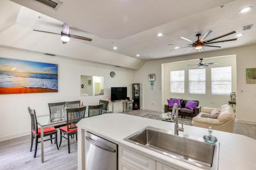 Μια τηλεόραση ή/και κέντρο ψυχαγωγίας στο Clearwater Beach Hideaway Walkable Location!