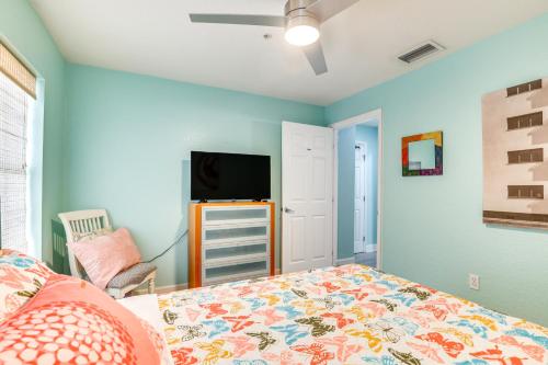 Μια τηλεόραση ή/και κέντρο ψυχαγωγίας στο Clearwater Beach Hideaway Walkable Location!