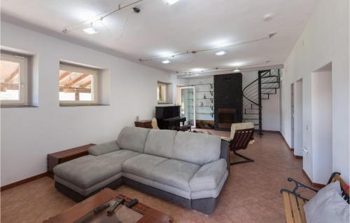 a living room with a couch and a table at Amazing Home In Monterotondo Marittimo in Monterotondo
