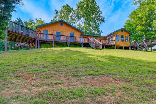Ein Garten an der Unterkunft Duck and Bugs Cabin on Boone Lake with Boat Dock!