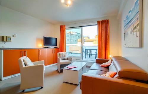 Una sala de estar con un sofá y un televisor. en Residentie Beau Sejour Ref 111, en Ostende