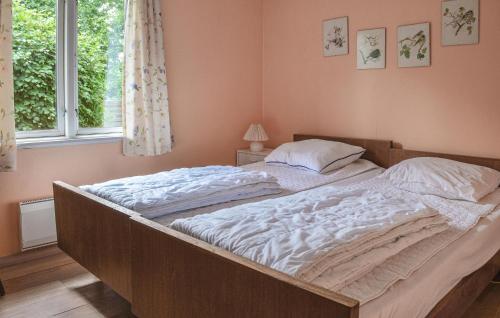 Ένα ή περισσότερα κρεβάτια σε δωμάτιο στο 3 Bedroom Amazing Home In Mariager