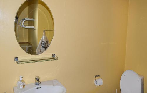 Ένα μπάνιο στο 3 Bedroom Amazing Home In Mariager