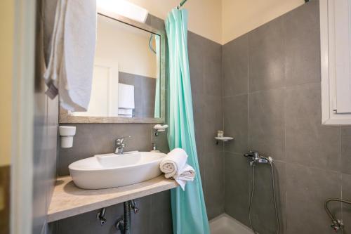 a bathroom with a sink and a shower at Liogerma Art Deco Villa - 5 min drive to Lassi in Sarlata