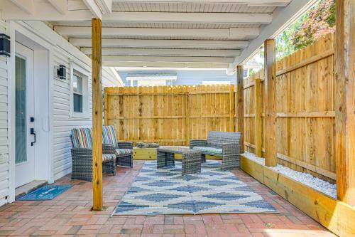Αίθριο ή υπαίθριος χώρος στο Walk to Beach Somers Point Apartment!