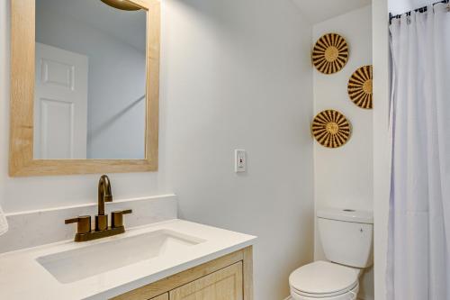 Ένα μπάνιο στο Walk to Beach Somers Point Apartment!