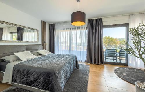 Ένα ή περισσότερα κρεβάτια σε δωμάτιο στο Amazing Home In Medulin