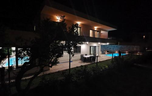 マトゥリにあるAwesome Home In Matulji With Saunaのスイミングプール付きの家の夜景