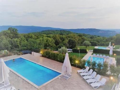 Spacious Apartment with View, Ripenda Kras, Shared Pool C