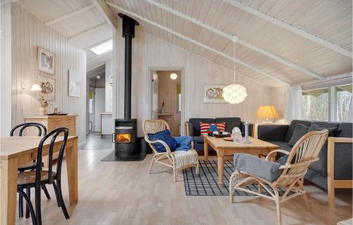 Posezení v ubytování Holiday Home Røllikevej Knebel Iv