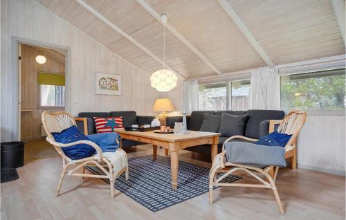 Posezení v ubytování Holiday Home Røllikevej Knebel Iv