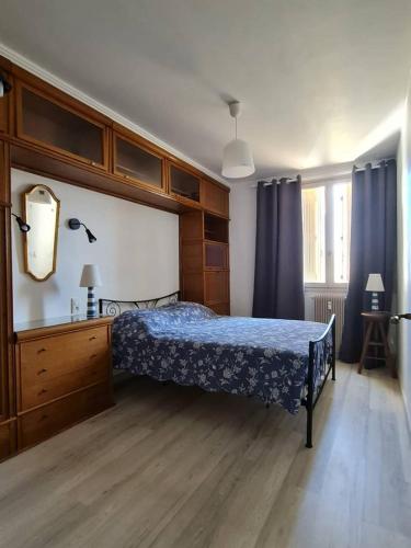 une chambre avec un lit avec une couette bleue dans l'établissement Les Lauriers, à Saint-Raphaël