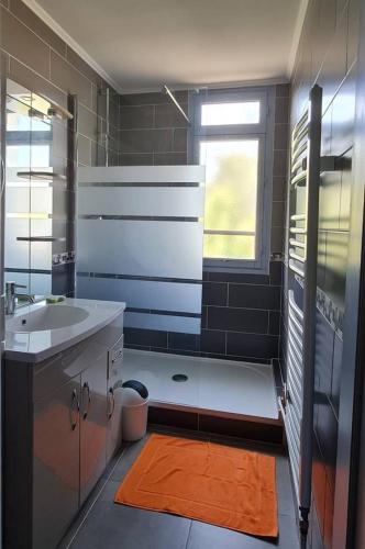 une salle de bain avec un lavabo, des toilettes et une baignoire dans l'établissement Les Lauriers, à Saint-Raphaël