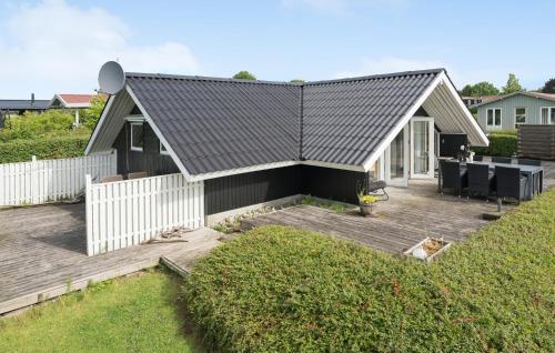 an overhead view of a house with a deck at 3 Bedroom Awesome Home In Juelsminde in Sønderby