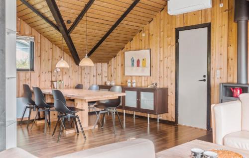 a dining room with a table and chairs at 3 Bedroom Awesome Home In Juelsminde in Sønderby