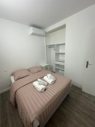 une chambre avec un lit avec deux serviettes dessus dans l'établissement Le refuge du littoral n8, à Grimaud