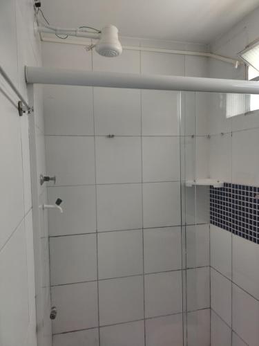 ein Badezimmer mit Dusche mit Glastür in der Unterkunft Casa de praia para temporada in Paulista