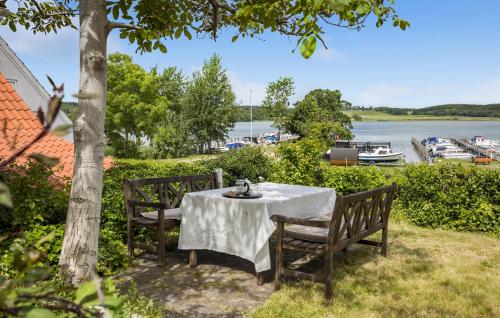 mesa y sillas con vistas al puerto deportivo en 1 Bedroom Stunning Home In Svendborg, en Svendborg