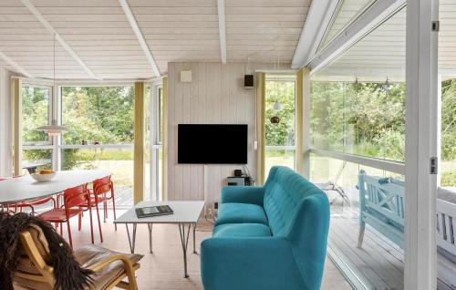 博托比Amazing Home In Væggerløse With Wifi的客厅里有一张蓝色的沙发和一张桌子