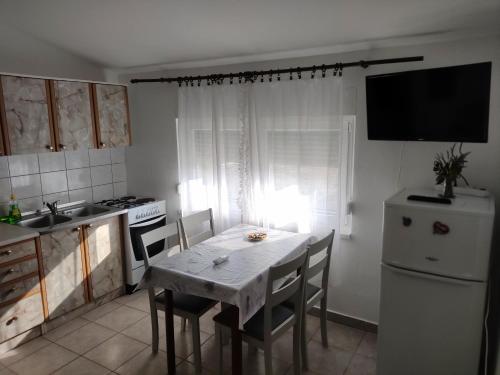 Dapur atau dapur kecil di Apartman Vir