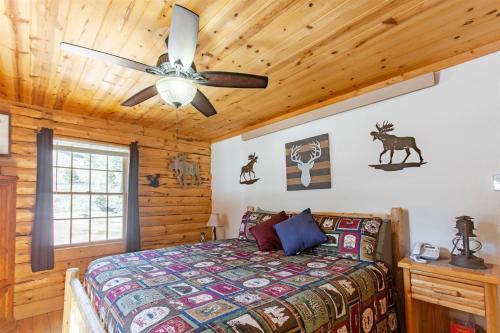Ένα ή περισσότερα κρεβάτια σε δωμάτιο στο Tenderfoot Creek Cabin