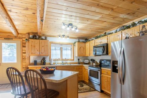 Η κουζίνα ή μικρή κουζίνα στο Tenderfoot Creek Cabin