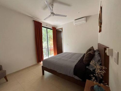 Un dormitorio con una cama y un ventilador de techo. en Jungle Retreat Luxury Villa with Pool inTulum, en Tulum