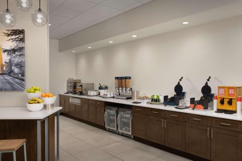 a large kitchen with aasteryasteryasteryasteryasteryasteryasteryasteryasteryasteryastery at Home2 Suites By Hilton Durham University Medical Center in Durham