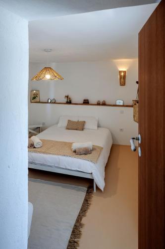 a bedroom with a bed in a white room at La Quinta da Liberdade - Ferme de charme en Algarve in Pechão