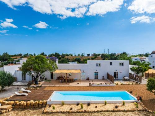 an overhead view of a pool in a yard with a white building at La Quinta da Liberdade - Ferme de charme en Algarve in Pechão