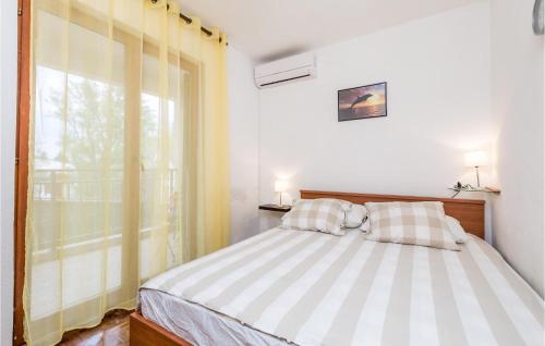 Katil atau katil-katil dalam bilik di 3 Bedroom Gorgeous Home In Karlobag