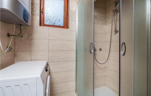 Bilik mandi di 3 Bedroom Gorgeous Home In Karlobag