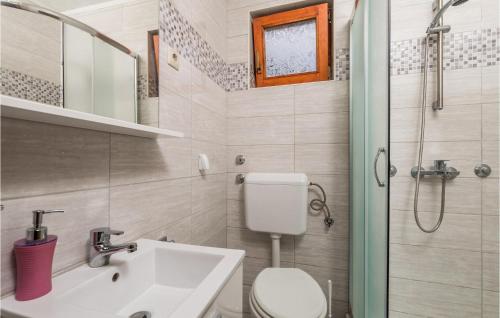 Bilik mandi di 3 Bedroom Gorgeous Home In Karlobag