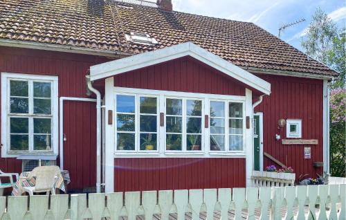 SävsjöにあるAmazing Home In Sävsjö With Wifiの赤い家