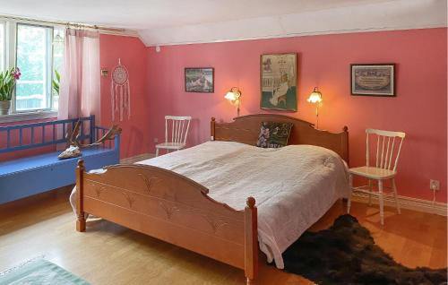 SävsjöにあるAmazing Home In Sävsjö With Wifiの大きなベッドと椅子2脚のある寝室