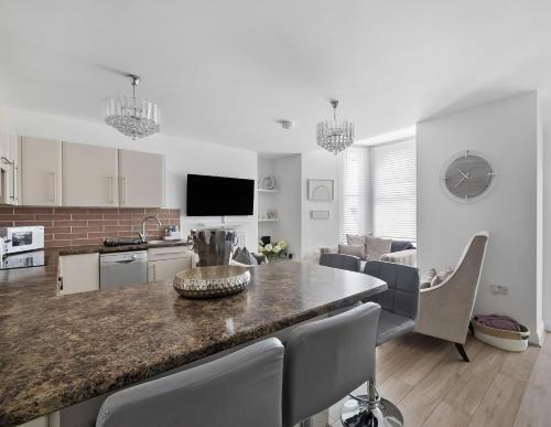 Η κουζίνα ή μικρή κουζίνα στο BayBreeze Apartment The Hoe