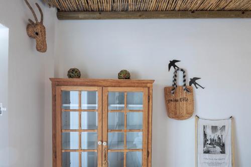 a cabinet in a room with bats on the wall at La Quinta da Liberdade - Ferme de charme en Algarve in Pechão