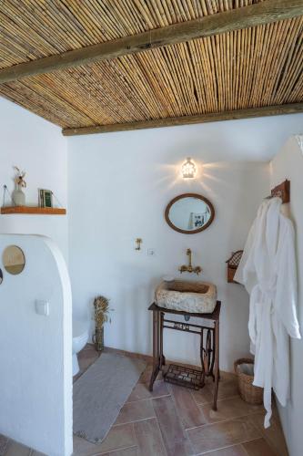 a bathroom with a sink and a mirror at La Quinta da Liberdade - Ferme de charme en Algarve in Pechão