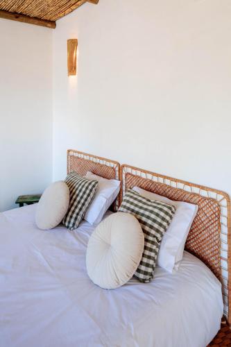 a bed with two pillows on top of it at La Quinta da Liberdade - Ferme de charme en Algarve in Pechão