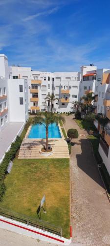 Πισίνα στο ή κοντά στο Appartement avec piscines, vue sur mer et accès à la plage à Achakar Hill, Tanger.