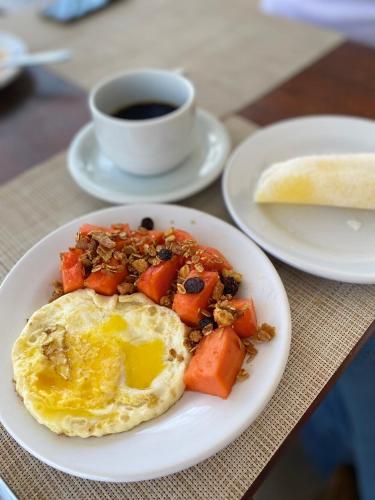 - un plateau de petit-déjeuner composé d'œufs et de fruits dans l'établissement Pousada Atenize, à Petrolândia