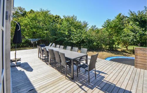 Un jardín fuera de 6 Bedroom Beautiful Home In Anholt