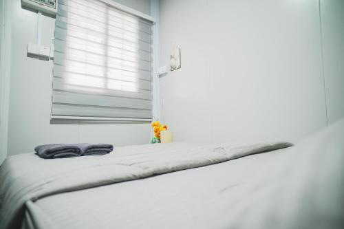 Ένα ή περισσότερα κρεβάτια σε δωμάτιο στο Redang Bro Roomstay 3