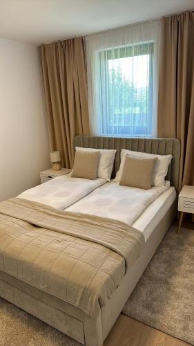 Ένα ή περισσότερα κρεβάτια σε δωμάτιο στο Somogyi Apartman