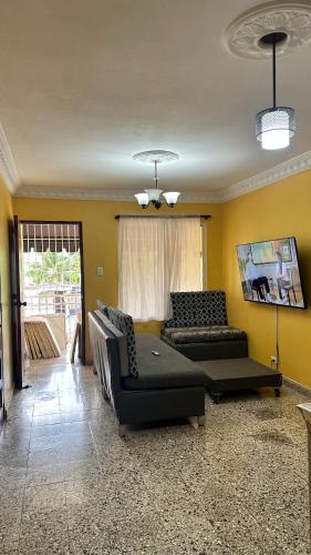 TV a/nebo společenská místnost v ubytování Rose 2 bedroom Apartment