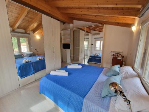 a bedroom with two beds with blue sheets at LA CASA DI ALICE in Lenno