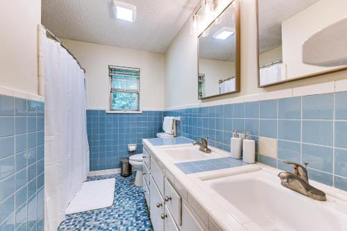 un bagno piastrellato blu con lavandino e WC di Family-Friendly Huntsville Home with Spacious Yard a Huntsville